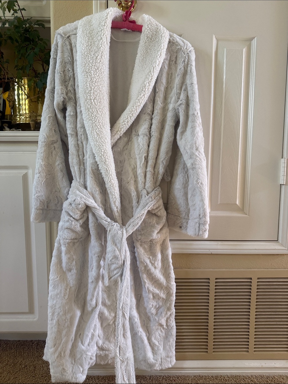 Plush Sherpa-Lined Women's Bath Robe in Light Gray